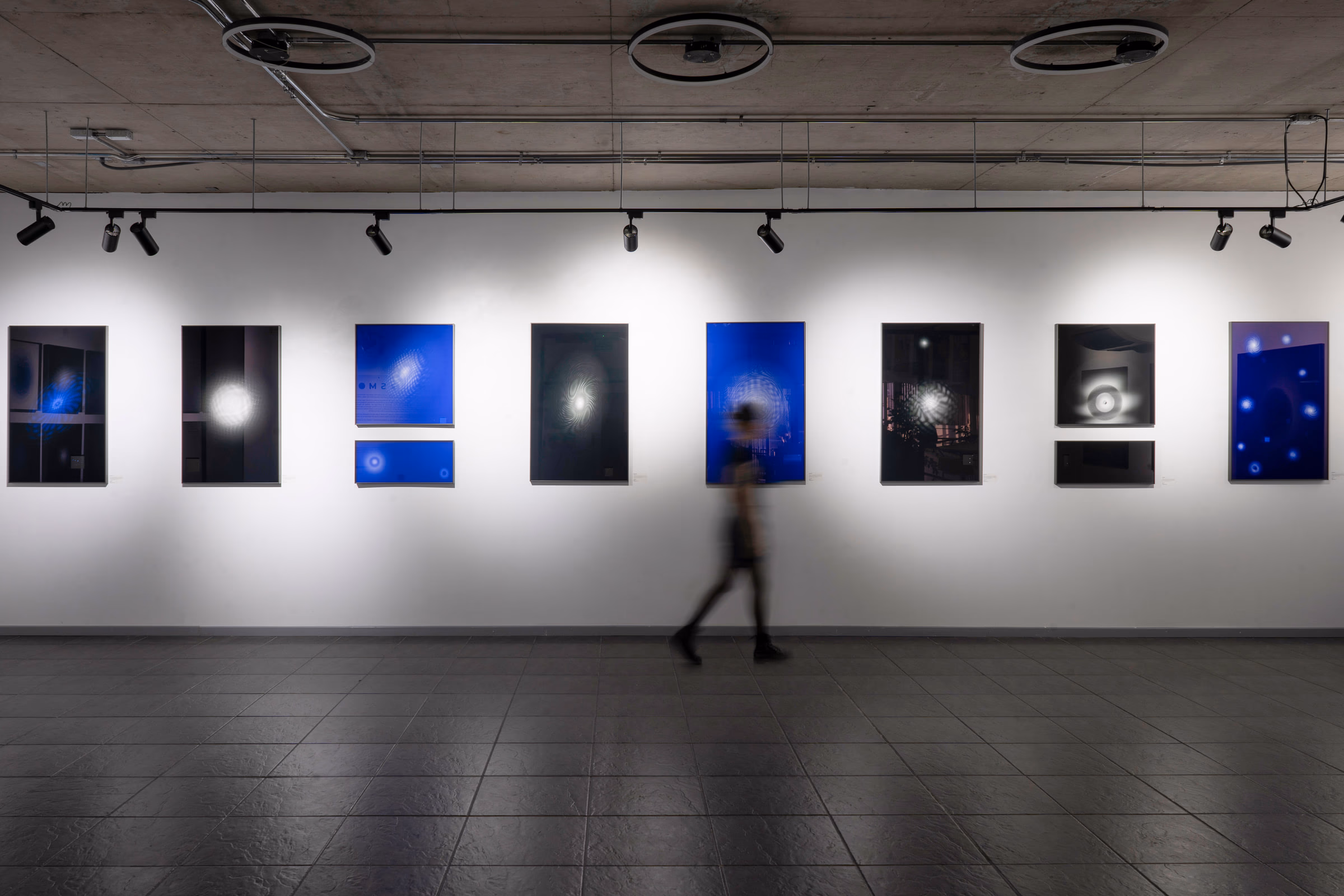 Vista de instalación de Cosmos de Arturo Fermandois, Sala de Arte AIEP Bellavista, Santiago, Chile, 2025 (2)